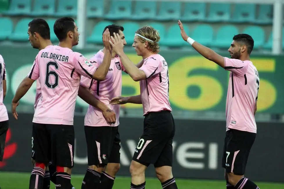 Palermo Oscar Hiljemark celebrates with his teammates after 2-0 scores during the Serie A soccer match Palermo vs Udinese at Renzo Barbera stadium in Palermo, 24 Jamuary 2016. ANSA/CORRADO LANNINO