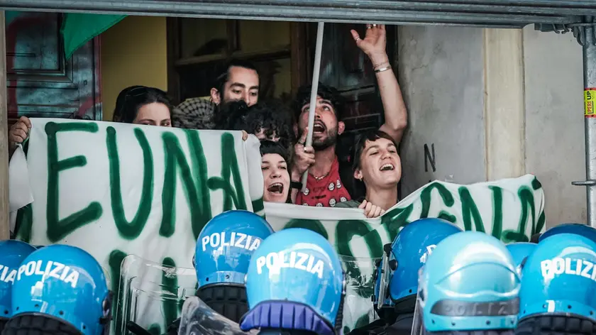 Corteo degli studenti universitari diretto al festival dell'economia per protestare contro i rettori Unito e Politecnico che terranno una conferenza. Torino 31 maggio 2024 ANSA/TINO ROMANO