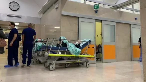 L’episodio risale all’11 marzo 2021: tutto era cominciato con il trasporto in ospedale del 29enne a seguito di un abuso etilico