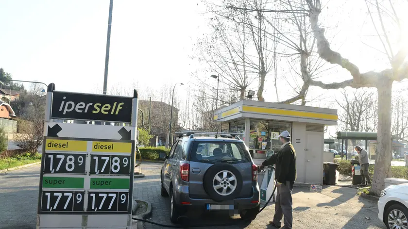 Torino 22-03-2022 Alberto Giachino Reporters SCESO IL PREZZO DELLA BENZINA CARBURANTE AUTO DISTRIBUTORE ENI PIAZZA ZARA CRISI ENERGETICA