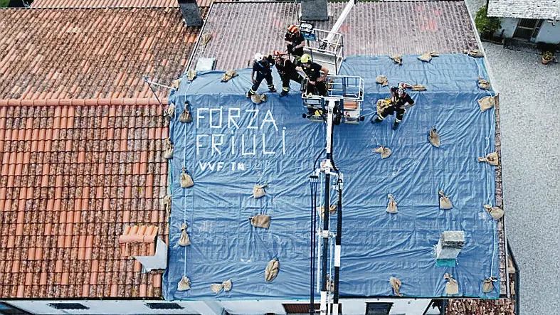 I volontari di Protezione civile e Soccorso alpino torneranno sui tetti della case di Mortegliano, danneggiati dal maltempo, per risistemare i teli