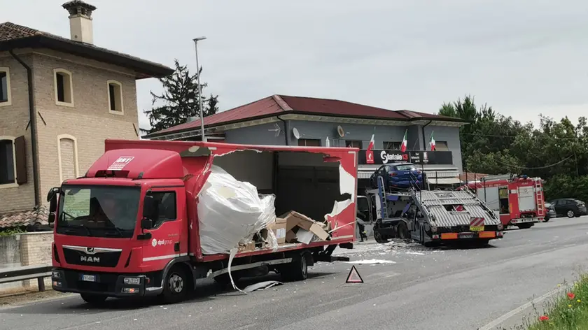 Il camion e la bisarca coinvolti nell'incidente a Orcenico Inferiore