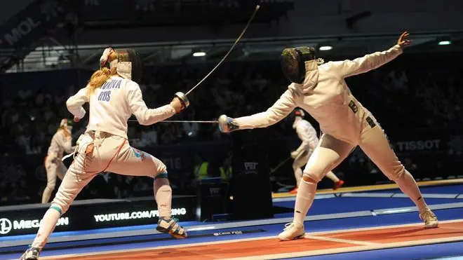 epa03817057 Anna Sivkova (L) of Russia wins against Mara Navarria of Italy in the quarterfinal of womens individual epee competition of World Fencing Championships in Budapest, Hungary, 08 August 2013 EPA/IMRE FOLDI HUNGARY OUT