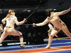 epa03817057 Anna Sivkova (L) of Russia wins against Mara Navarria of Italy in the quarterfinal of womens individual epee competition of World Fencing Championships in Budapest, Hungary, 08 August 2013 EPA/IMRE FOLDI HUNGARY OUT