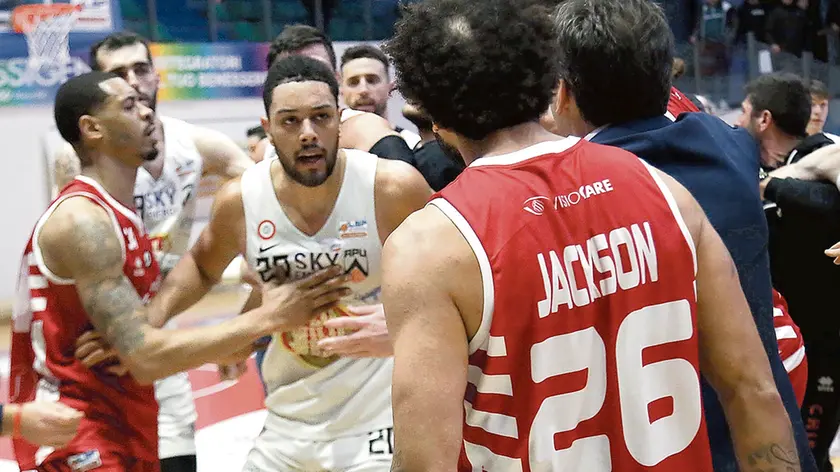 Esposito e compagni nel parapiglia finale dopo la partita persa dall’Apu all’ultimo secondo