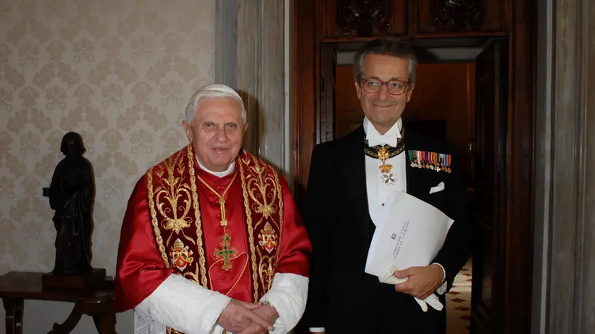 20071004 - CITTA' DEL VATICANO - REL - ITALIA-VATICANO: PAPA,COSTRUIRE PACE ANCHE CON LIBERTA' FEDE. Benedetto XVI (s) con Antonio Zanardi Landi, nuovo ambasciatore d'Italia presso la Santa Sede, ricevuto in udienza a Palazzo apostolico per la presentazione delle lettere credenziali. Nel suo discorso al nuovo ambasciatore, il Papa ha affermato che l'Italia non puo' non sentirsi impegnata in un'opera infaticabile di costruzione della pace e di difesa della dignita' della persona umana e di tutti i suoi inalienabili diritti, compreso - ha concluso - quello della liberta'. ANSA/OSSERVATORE ROMANO/I51 Cordiali saluti Photographic Service "L'Osservatore Romano"