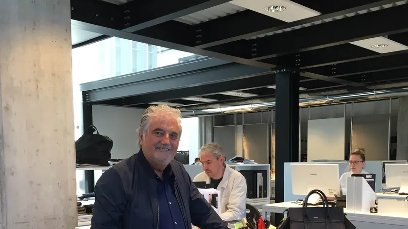 Il titolare della Mabi Mario Biasutti nel laboratorio di San Daniele c on una delle borse griffate di sua produzione