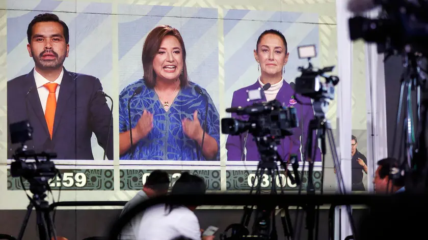 epa11354627 Journalists listen to the presidential debate in Mexico City, Mexico, 19 May 2024. The third and final debate of the three Mexican presidential candidates for the 02 June elections began with the participation of Claudia Sheinbaum from the ruling coalition Let's Keep Making History; Xochitl Galvez from the opposition alliance Strength and Heart for Mexico (Fuerza y Corazon por Mexico); and Jorge Alvarez Maynez, from the also opposition Citizen Movement. EPA/ISAAC ESQUIVEL