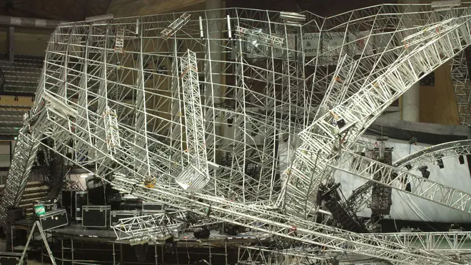 Una immagine del palco che avrebbe dovuto ospitare stasera il concerto di Jovanotti, ''accartocciato'' su se stesso dopo il crollo che ha provocato la morte di un operaio di 20 anni ed il ferimento di dodici addetti all'interno del PalaTrieste a Trieste, 12 dicembre 2011. ANDREA LASORTE/ANSA