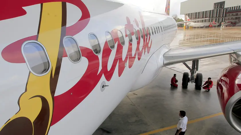 epa04498296 An Airbus A320 of Batik Airline, one of Lion Air Group member, stands in a hangar at Hang Nadim International Airport in Batam, Riau, Indonesia, 21 November 2014. Lion Group in March 2014 ordered a total 234 aircrafts from Airbus's A320 family. EPA/BAGUS INDAHONO