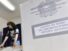 Un'urna elettorale in un seggio fotografato in occasione del voto per le elezioni europee, Milano, 26 Maggio 2019. ANSA/FLAVIO LO SCALZO