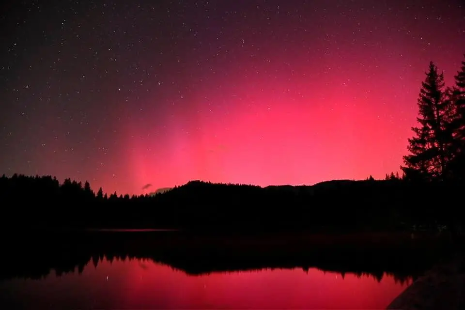 Lo spettacolo dell'aurora boreale in una foto di Massimo Colombo scattata ai Laghi di Fusine lo scorso 5 novembre