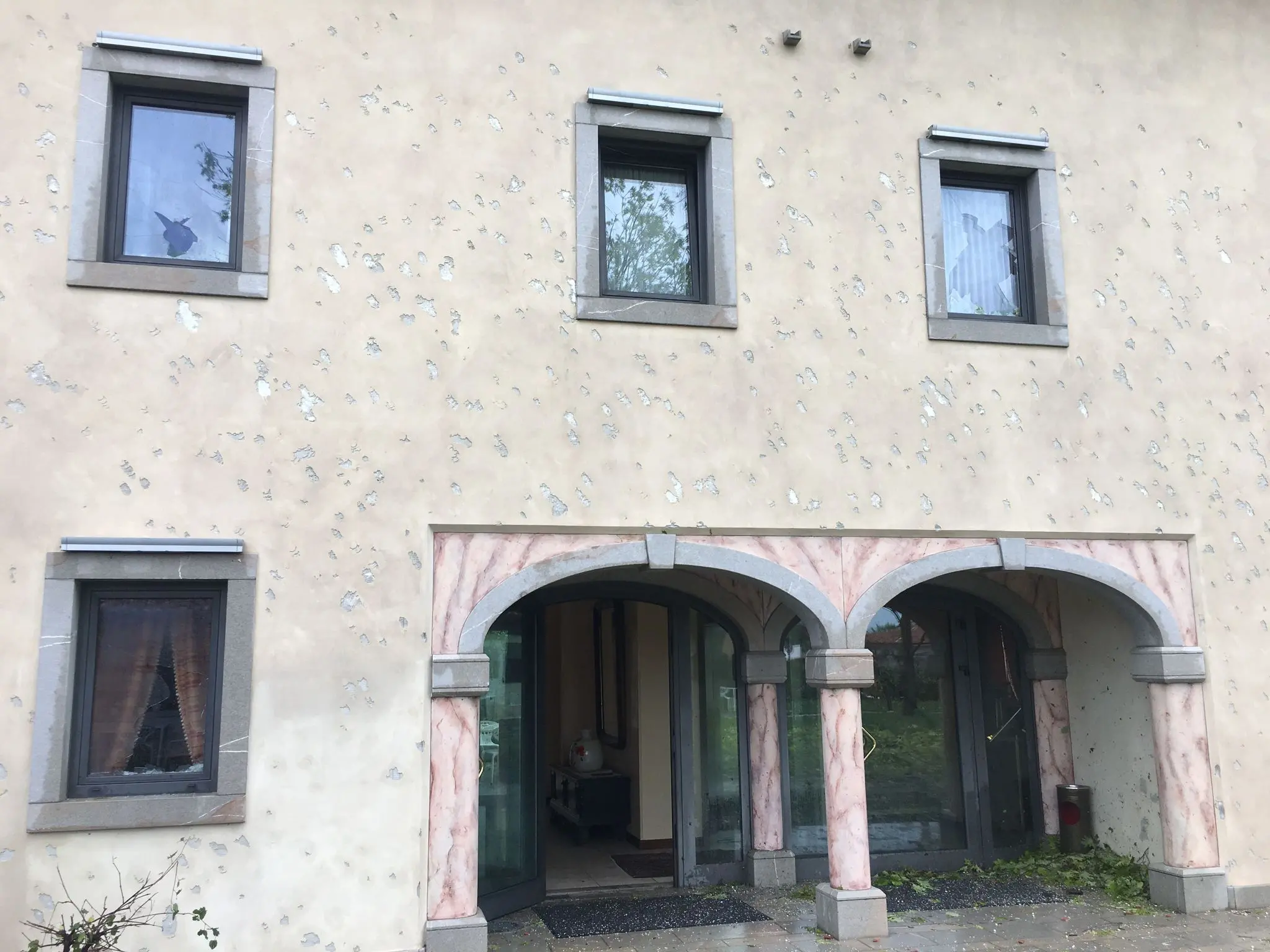 Mortegliano è uno dei comuni più colpiti dalla violenta grandinata che ha interessato tutto il Friuli nella notte tra lunedì 24 e martedì 25 luglio. Le immagini parlano da sole: il ghiaccio, grosso come palline da tennis, ha colpito e distrutto molte delle finestre delle abitazioni. I bozzi si vedono anche sui muri e le strade sono ricoperte da chicchi di ghiaccio. Leggi anche l'intervista al sindaco "Sembrava un bombardamento"