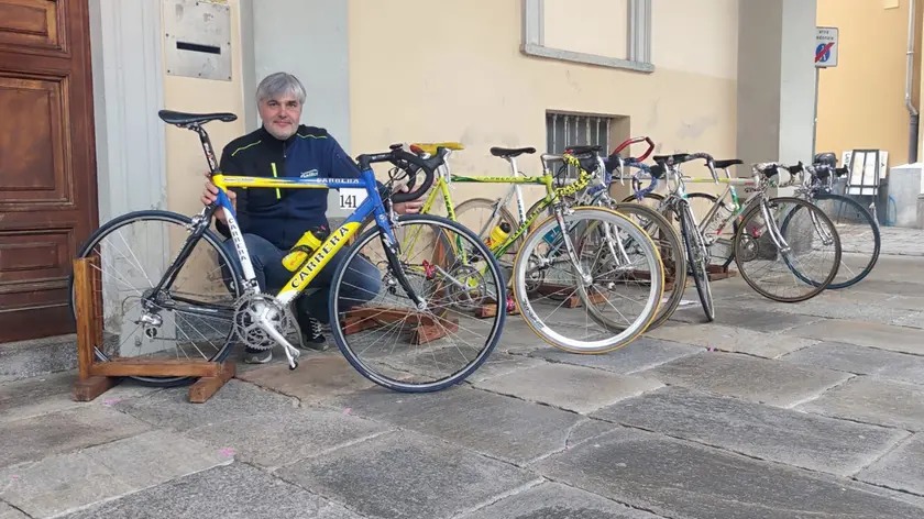 Alessandro Gallici, friulano di Colloredo di Montre Albano a Biella con le repliche delle bici di Pantani