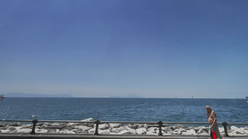 Scene di caldo a Napoli dove sul lungomare c'e' chi si concede di passeggiare a torso nudo 5 giugno 2024. ANSA/ CIRO FUSCO