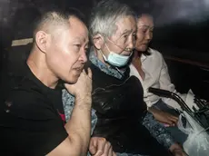 epaselect epa11014832 Former Peruvian president Alberto Fujimori (c) (1990-2000), accompanied by his children, Keiko (R) and Kenji Fujimori (L), leaves the prison after being released in compliance with an order from the Constitutional Court, despite that the Inter-American Court of Human Rights (IDH Court) asked the authorities of the Andean country to refrain from doing so in Lima, Peru, 06 December 2023. EPA/ALDAIR MEJIA