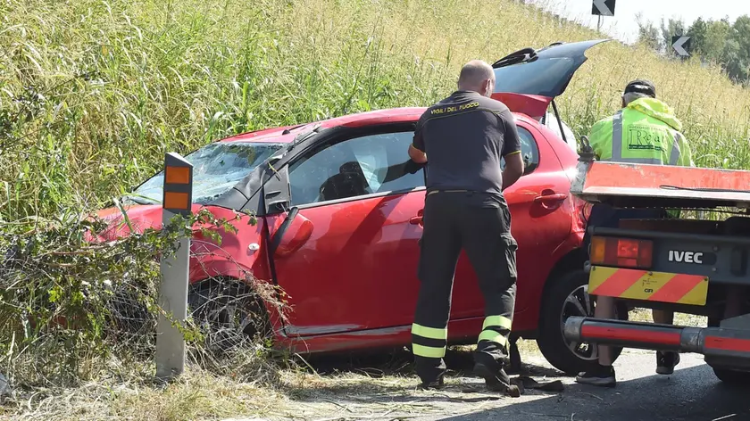 L'auto coinvolta nell'incidente in tangenziale (Foto Petrussi)