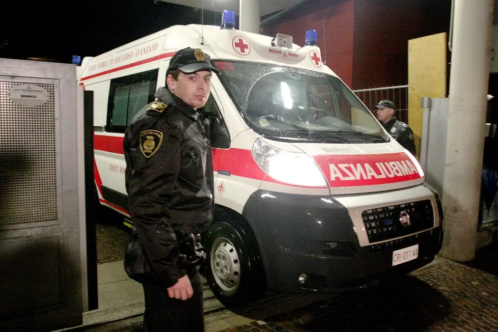 Udine 3 Febbraio 2009. L'ambulanza che ha appena trasportato Eluana Englaro da Lecco ad Udine esce dalla Casa di Udine 3 Febbraio 2009. Telefoto Copyright /Foto Agency Anteprima Udine.