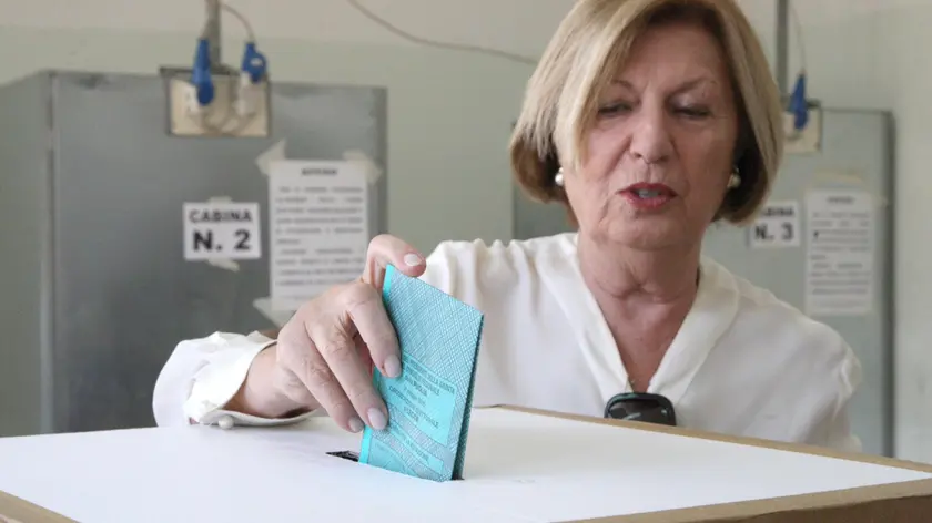 La senatrice Adriana Poli Bortone, candidata alla presidenza della regione Puglia, vota nel suo seggio elettorale di Lecce, 31 maggio 2015. ANSA/CLAUDIO LONGO