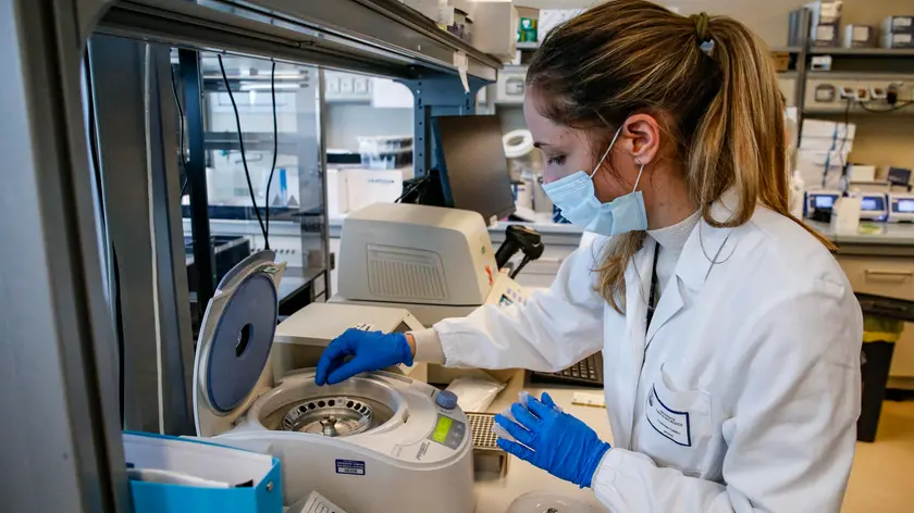 Il laboratorio del Campus Bio-Medico di Roma dove parte oggi il progetto di ricerca per addestrare unità cinofile a riconoscere se un paziente è positivo oppure no al Covid-19, i cani solitamente impegnati per la sicurezza anti esplosivo, testeranno con il loro olfatto i pazienti che si recheranno al drive-in per effettuare il tampone, attraverso il sudore infatti è possibile rintracciare il Covid-19, Roma 29 marzo 2021. ANSA/FABIO FRUSTACI