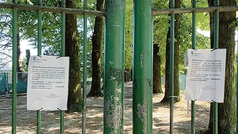 Il cartelli che segnalano la chiusura del parco