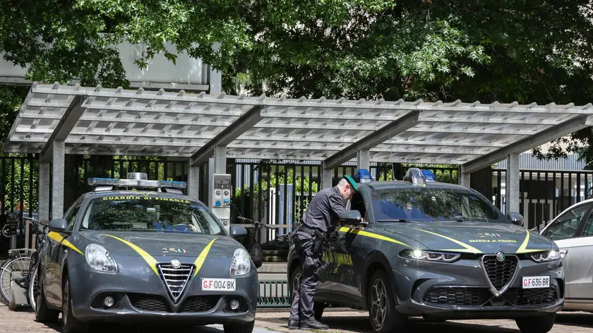 Il nucleo di polizia economico-finanziaria della Guardia di Finanza nella sede di Fondazione Milano-Cortina 2026 a Milano, 21 maggio 2024. ANSA/Davide Canella