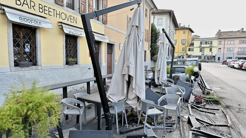 Pedana, i tavoli, le sedie e parapetto distrutti nell'area esterna del bar Beethoven, in piazza Primo Maggio (foto Petrussi)