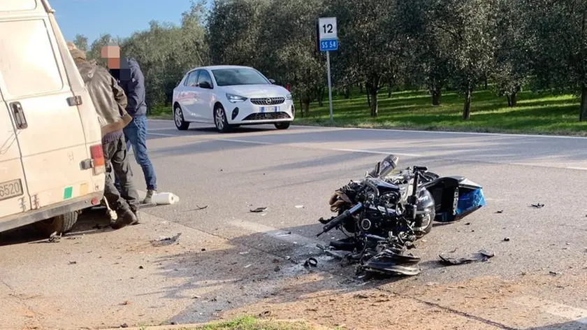 Quel che resta della motocicletta dopo l'impatto con un furgone