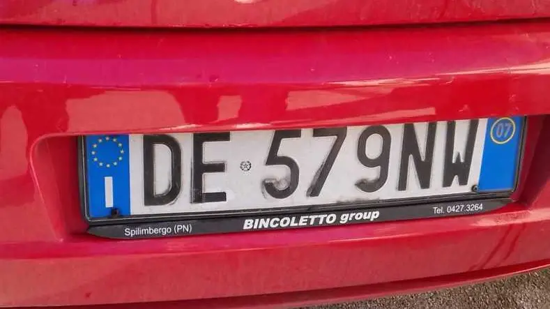 Una delle targhe modificate con il nastro adesivo a Marano: la F è diventata E