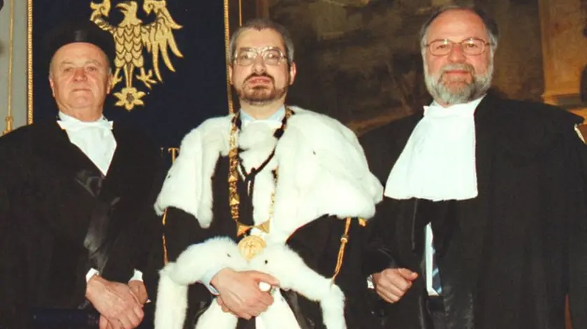 ANTEPRIMA UDINE 19 GENNAIO 2002 IL RETTORE HONSEL CON PITTINI SNAIDERO E FANTONI SUBITO DOPO LA CERIMONIA TELEFOTO FOTO AGENCY ANTEPRIMA UDINE IMMAGINE INVIATA DA UFFICIO STAMPA UNIVERSITA' DI UDINE DI ZANUTTO PER REDAZIONE DI UDINE