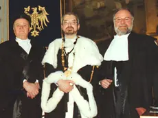 ANTEPRIMA UDINE 19 GENNAIO 2002 IL RETTORE HONSEL CON PITTINI SNAIDERO E FANTONI SUBITO DOPO LA CERIMONIA TELEFOTO FOTO AGENCY ANTEPRIMA UDINE IMMAGINE INVIATA DA UFFICIO STAMPA UNIVERSITA' DI UDINE DI ZANUTTO PER REDAZIONE DI UDINE