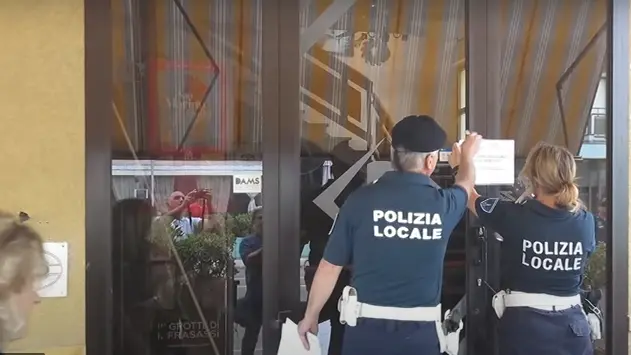 La polizia locale di Rimini pone sotto sequestro l'hotel (tratto da un video pubblicato sul sito del Corriere Romagna)