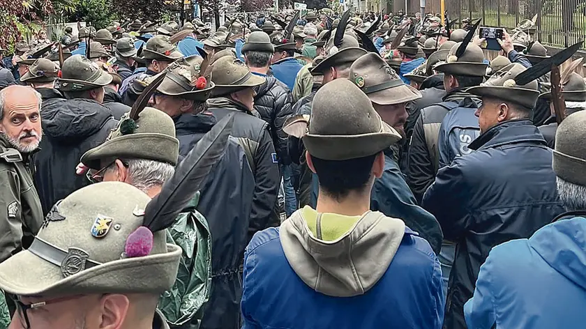 L’attesa, prima della partenza, delle sezioni di Udine. L’appuntamento era in via di Toppo, quasi tutti si sono presentati con tre ore di anticipo