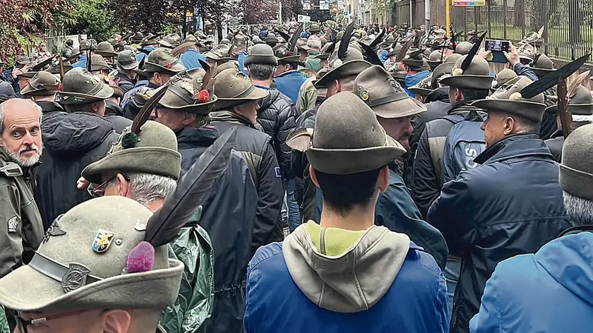 L’attesa, prima della partenza, delle sezioni di Udine. L’appuntamento era in via di Toppo, quasi tutti si sono presentati con tre ore di anticipo