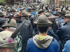 L’attesa, prima della partenza, delle sezioni di Udine. L’appuntamento era in via di Toppo, quasi tutti si sono presentati con tre ore di anticipo