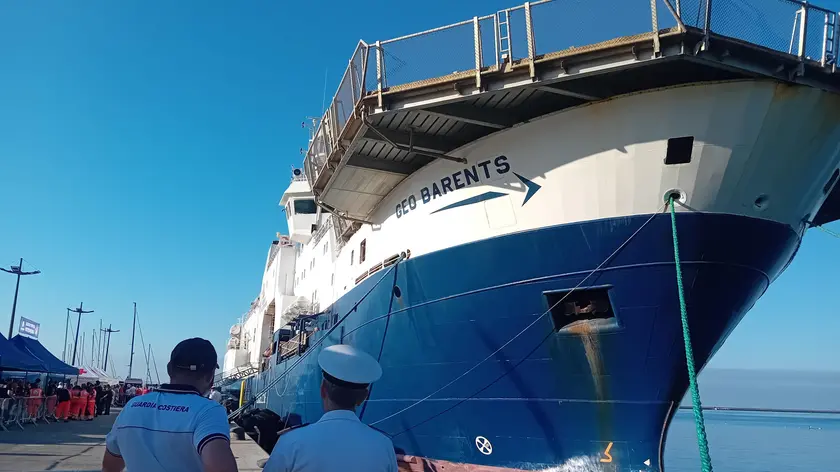 Hanno subito abusi, violenze fisiche, psicologiche. Alcuni di loro sono piccoli, piccolissimi e la loro vita è stata già segnata da una traversata in mare, da soli, senza genitori, e da ogni sorta di violenza. E' la nave dei bimbi quella che è arrivata stamattina a Salerno: 99 persone sulla Geo Barents, 41 bambini e 12 bambine, di cui 37 non accompagnati. ANSA/FRANCESCA BLASI