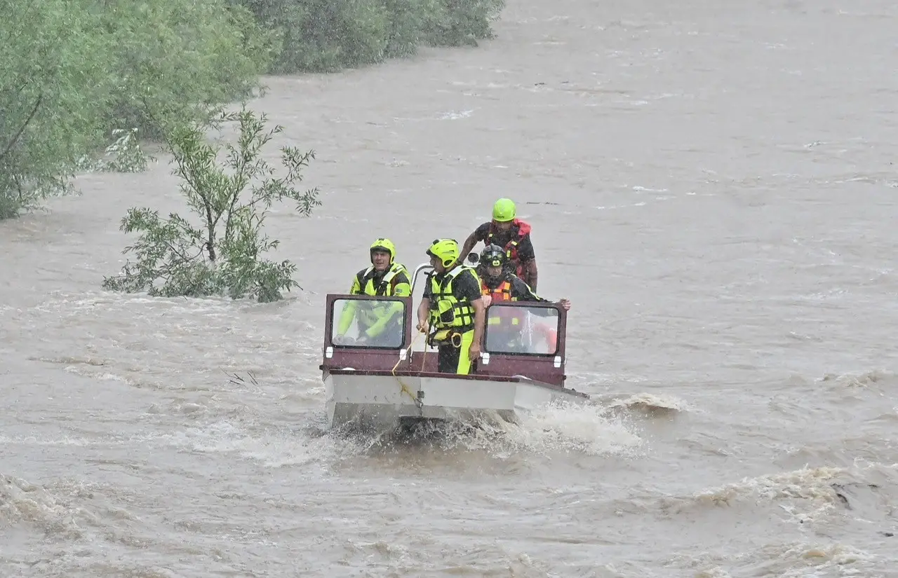 Decine di persone sono coinvolte nella ricerca dei tre giovani trascinati via dalla corrente del fiume Natisone. Si trovavano su un isolotto al centro del corso d'acqua quando sono stati sorpresi dall'innalzamento del livello dell'acqua