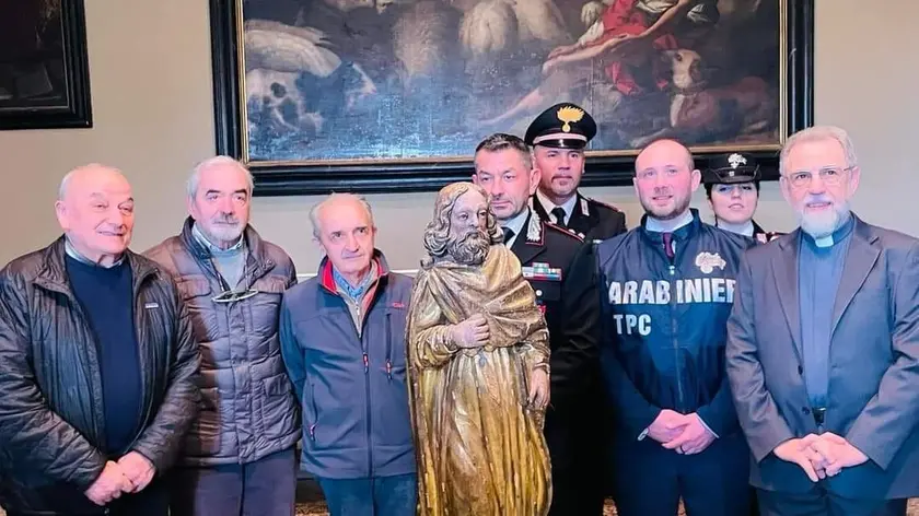 I carabinieri riconsegnano la statua lignea