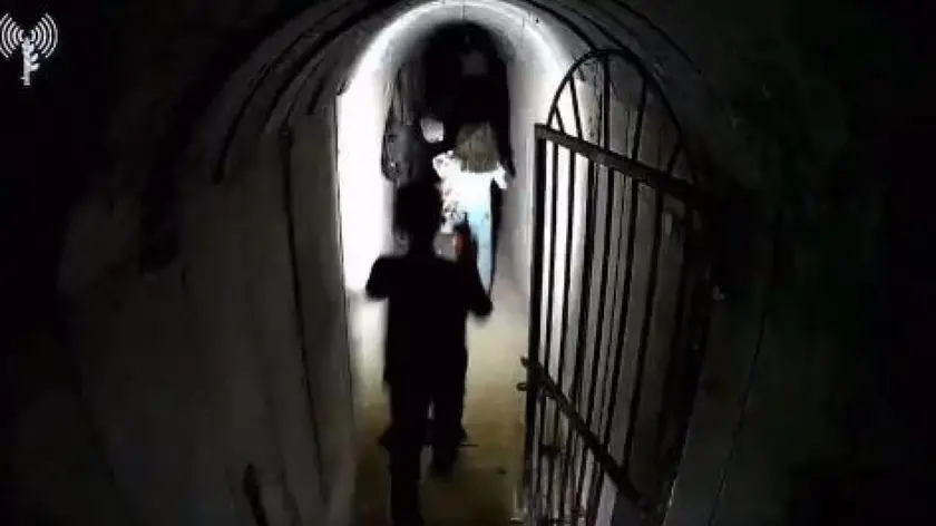 L'esercito israeliano ha diffuso un video che mostra il capo di Hamas a Gaza Yahya Sinwar in un tunnel nella Striscia il 10 ottobre. ANSA/US IDF +++ NPK +++ NO SALES, EDITORIAL USE ONLY +++ NPK ++