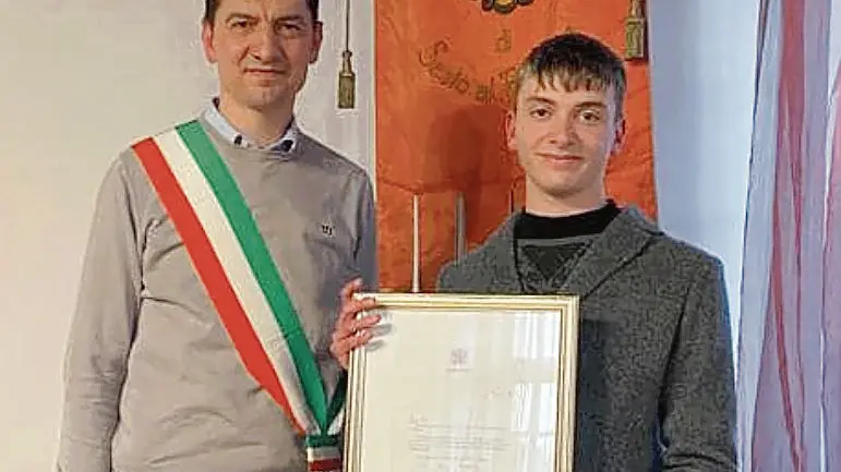 La lettera inviata dalla regina Elisabetta a Eros Odorico e il giovane accanto al sindaco Marcello Del Zotto