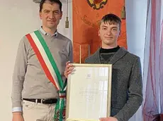 La lettera inviata dalla regina Elisabetta a Eros Odorico e il giovane accanto al sindaco Marcello Del Zotto