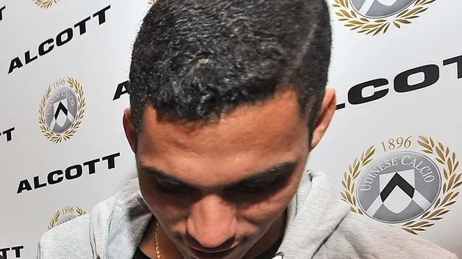 Villesse, 10 dicembre 2014. I giocatori dell'Udinese guidati dal capitano Antonio di Natale e dal secondo allenatore Dejan Stankovic ospiti dell' ALCOT Store del centro commerciale Tiare firmano autografi ai propri tifosi e si concedono per foto e strette di mani. Hanno partecipato all'evento, Di Natale, Allan, Karnezis, Kone, Domizi, Muriel, Danilo, da Silva, Evangelista, Guilherme, Stankovic , il tm Infurna, il ds Giaretta e Carnevale. Copyright Foto Petrussi / Ferraro Simone