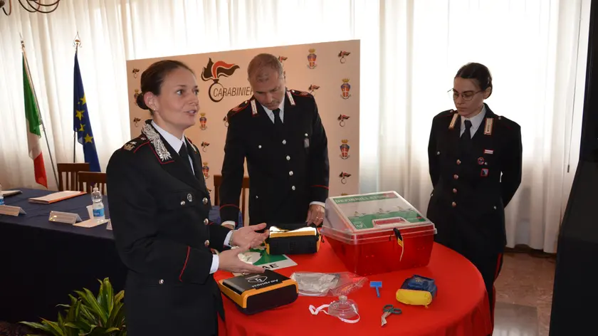 La presentazione del progetto che prevede il posizionamento di defibrillatori nelle caserme e stazioni dei carabinieri del Friuli Venezia Giulia