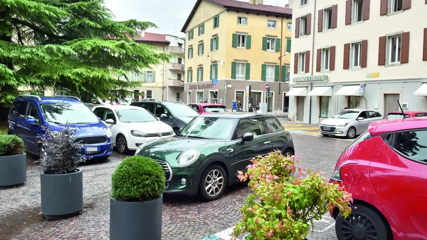 La situazione più critica in piazza Garibaldi si verifica attorno alle 13 con diverse automobili in doppia fila (Foto Petrussi)