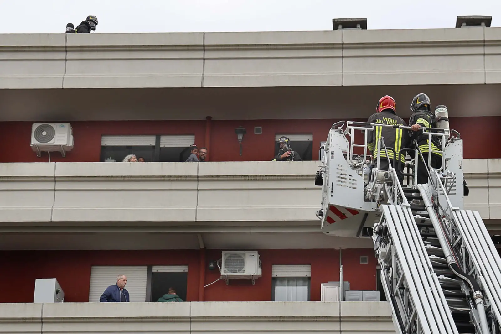 Ben 5 mezzi sono serviti per prestare soccorso ai residenti del condominio di via Pirona, in località Cussignacco (Udine)