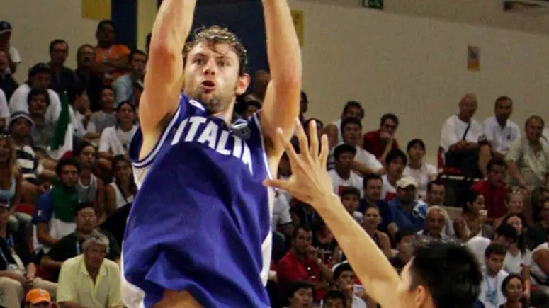 20040821- ATENE - ATENE 2004: BASKET; ITALIA-CINA 89-52, AZZURRI AI QUARTI -L'Italia ha battuto la Cina 89-52 in una partita del torneo olimpico di basket, e si qualifica ai quarti. Nella foto Giacomo Calanda in azione . ELIO CASTORIA /ANSA /JI