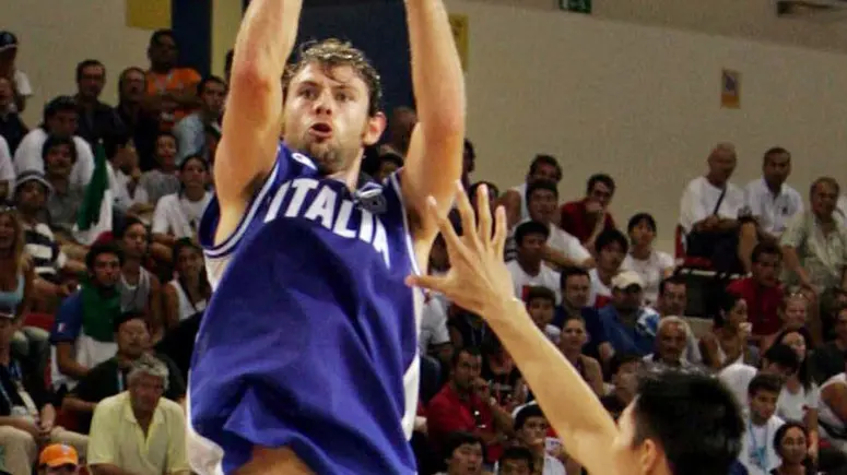 20040821- ATENE - ATENE 2004: BASKET; ITALIA-CINA 89-52, AZZURRI AI QUARTI -L'Italia ha battuto la Cina 89-52 in una partita del torneo olimpico di basket, e si qualifica ai quarti. Nella foto Giacomo Calanda in azione . ELIO CASTORIA /ANSA /JI
