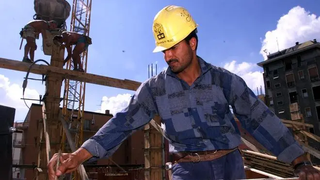 2000714 - MILANO-ECO- IMMIGRAZIONE: 18% ASSUNZIONI A MILANO PER EXTRACOMUNITARI. Un operaio egiziano al lavoro inn un cantiere nel centro di Milano. DAL ZENNARO/ANSA/DEF