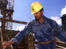 2000714 - MILANO-ECO- IMMIGRAZIONE: 18% ASSUNZIONI A MILANO PER EXTRACOMUNITARI. Un operaio egiziano al lavoro inn un cantiere nel centro di Milano. DAL ZENNARO/ANSA/DEF