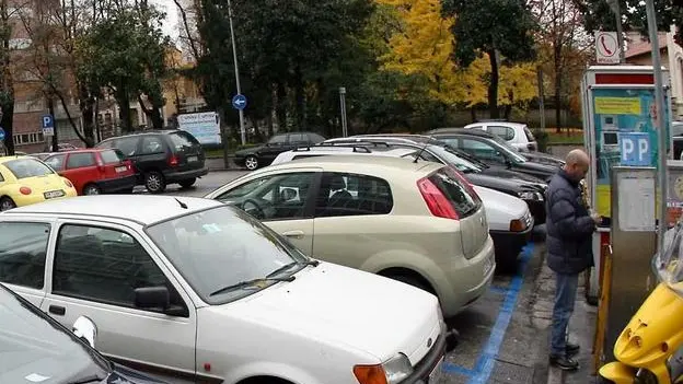 ANTEPRIMA Udine 22 Novembre 2006. Auto parcheggiate in Piazza della Repubblica.Telefoto copyright Diego Petrussi/Foto Agency Anteprima Udine